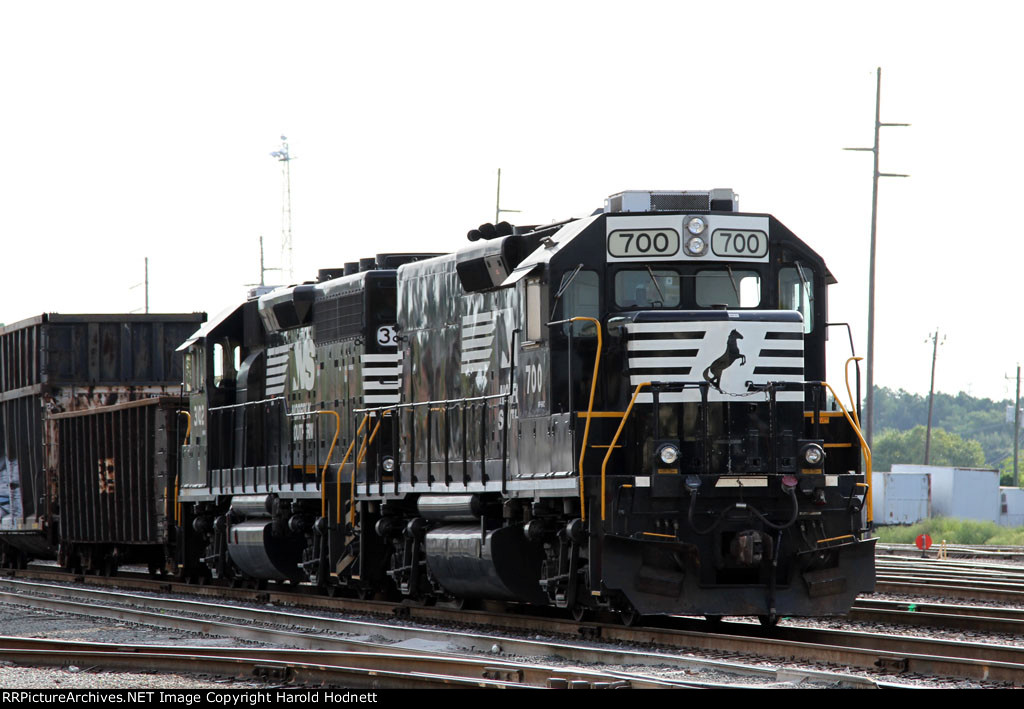 NS 700 & 3102 sit in Glenwood Yard